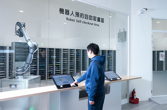 青埔智慧科技分館以「智慧科技×閱讀創新」為核心，為市民打造具未來感的智慧圖書館，其中「機器人預約自助取書區」是全臺圖書館首創，將工業級機器手臂引入圖書館服務。