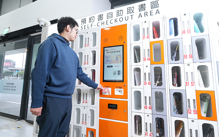 青埔智慧科技分館以「智慧科技×閱讀創新」為核心，為市民打造具未來感的智慧圖書館，其中「機器人預約自助取書區」是全臺圖書館首創，將工業級機器手臂引入圖書館服務。