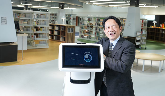 導覽機器人「青寶」帶領讀者前往目標書區、協助查詢資訊。