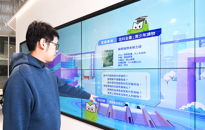「AI互動書牆」展示桃園城市景觀及圖書館特色書籍，系統會隨機進行好書推薦。