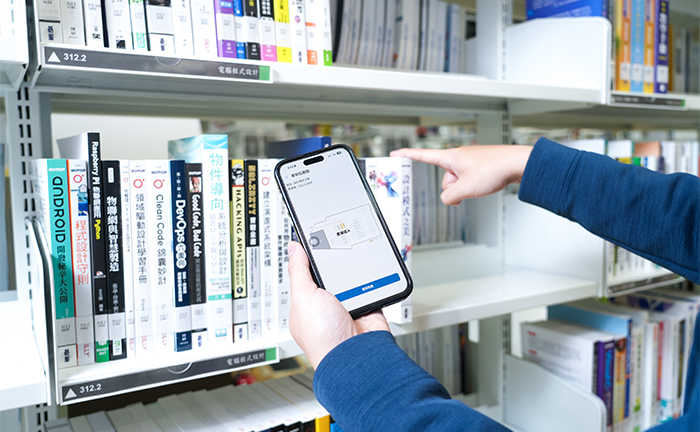 「智慧尋書導引系統」結合手機App，能啟動館內地圖，指引讀者找到目標書區。