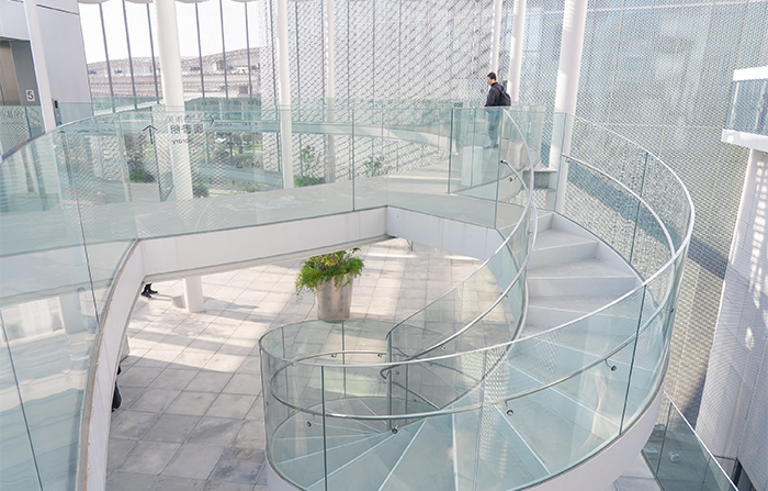 綠美圖融合圖書館與美術館，以開放透明的空間，讓閱讀與藝術在城市綠意中自在流動。