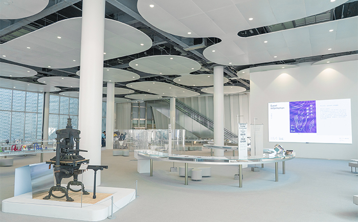 圖書館大廳設有大型「互動意象牆」，可呈現活動資訊及館藏內容。