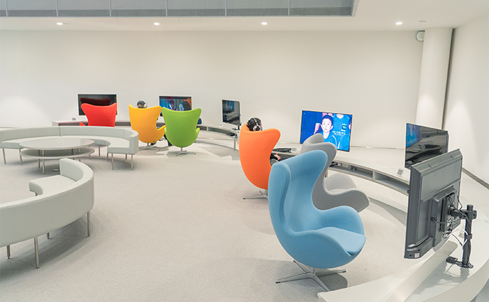 「數位光境區」有6部高階電腦讓民眾預約使用，實踐「數位maker」的概念。