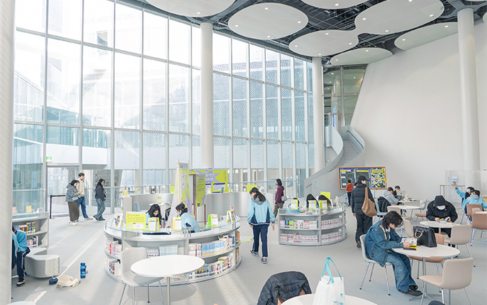 「青少年閱覽區」擺放適合青少年的書籍與閱讀桌椅，戶外陽台提供短暫放鬆、透氣的空間。