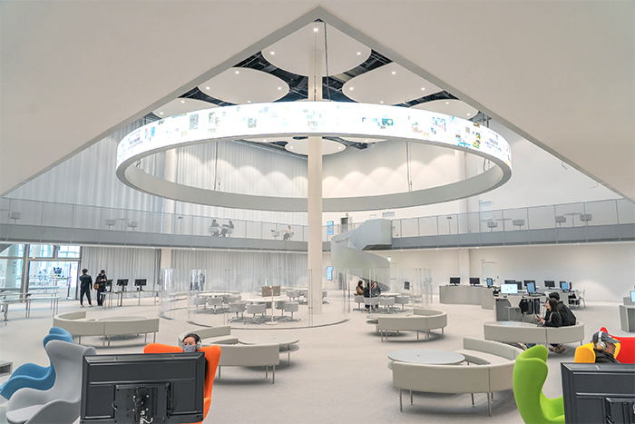 「數位光境區」由直徑約15米的LED光環，串聯圖書館近5,000本新書資料與美術館典藏掃描檔案。