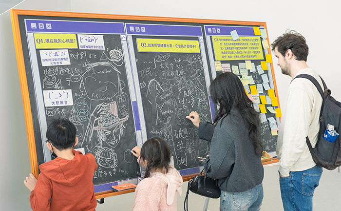 青少年主題書展透過黑板互動，增加趣味性。