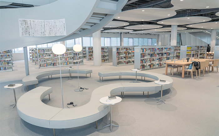 由SANAA建築事務所設計的弧型椅，兼具美觀與功能性，也是民眾拍照打卡熱點。