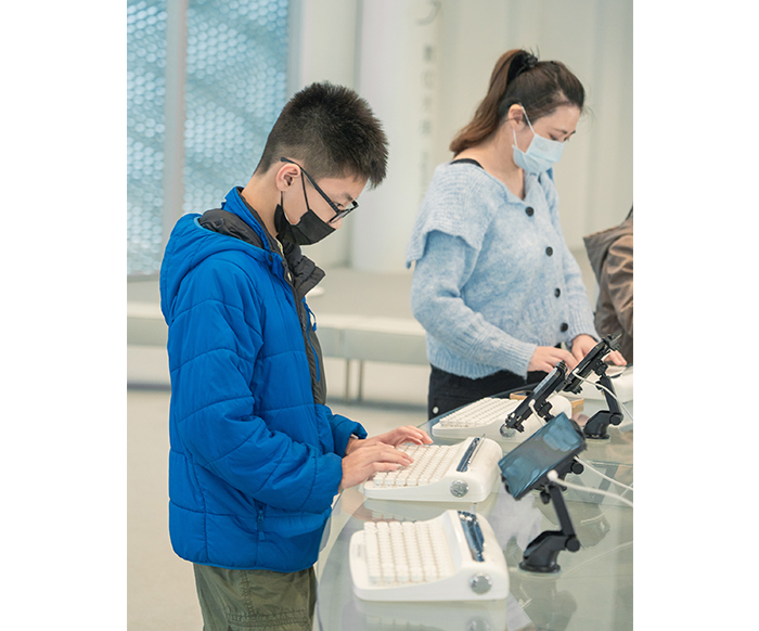 「時光未央．追憶未來」書展，AI互動體驗吸引民眾駐足參與。