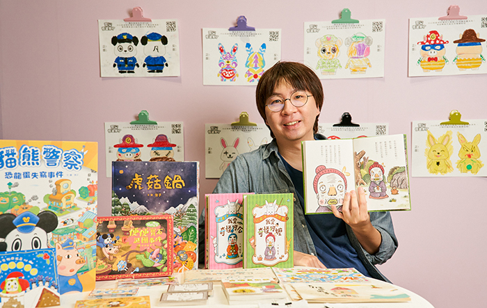 信子持續在創作中融入互動設計與敘事，讓讀者邊閱讀邊探索。