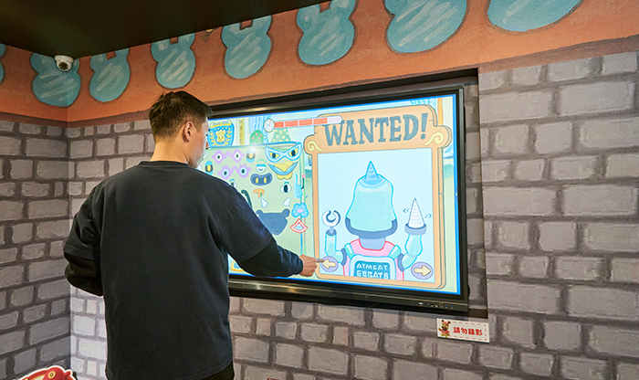 展覽結合遊戲闖關、AI生成等數位技術，民眾不僅可以闖關解任務，還能以AI生成的分身角色，沉浸體驗繪本的世界。