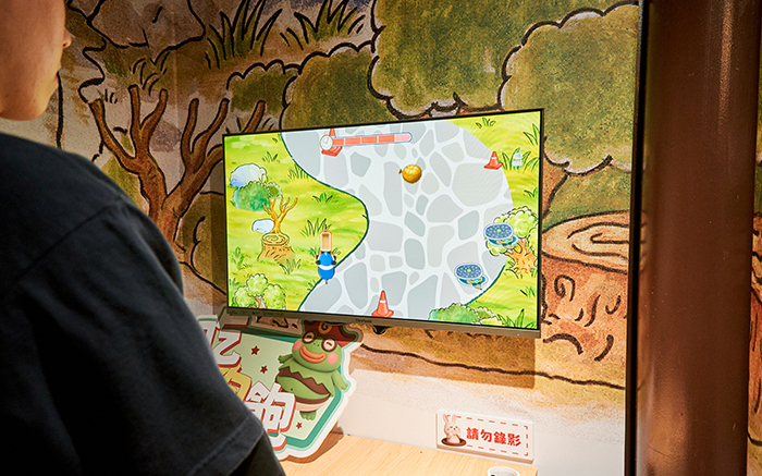 展覽結合遊戲闖關、AI生成等數位技術，民眾不僅可以闖關解任務，還能以AI生成的分身角色，沉浸體驗繪本的世界。
