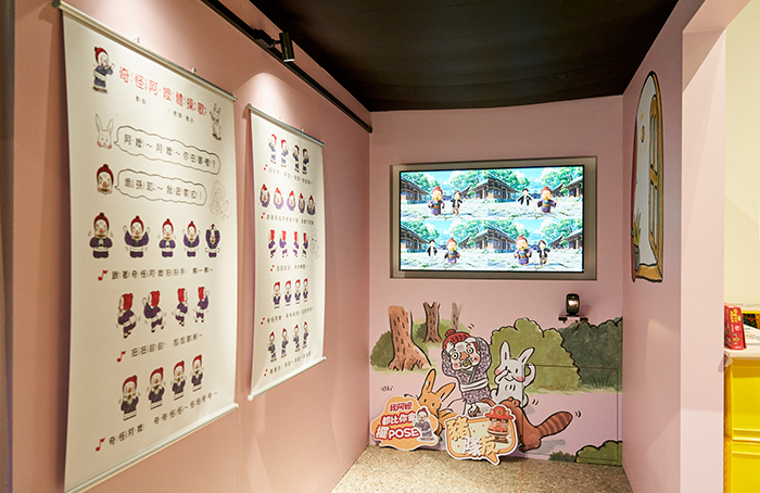 《小兔子的奇怪阿嬤》是信子創作的起點，這本作品也在展覽中以遊戲呈現，邀請玩家與奇怪阿嬤一齊做體操。