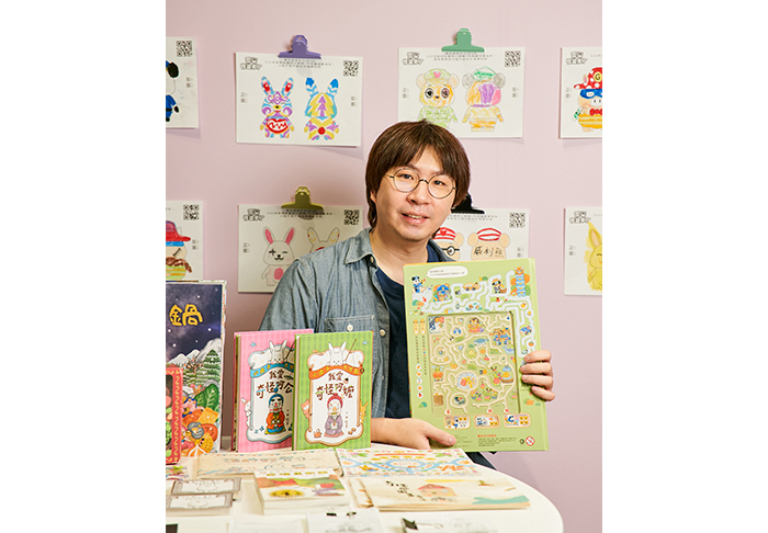 信子表示迷宮有種魅力，選擇未知的道路很吸引人，並以迷宮為主題，繪製許多翻摺小書。