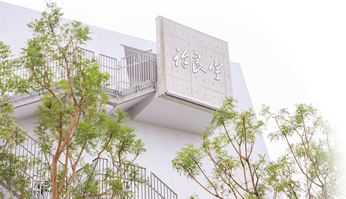 東勢許良宇圖書館以山形為構想、以共善為力量，提供東勢人嶄新的知識寶庫。