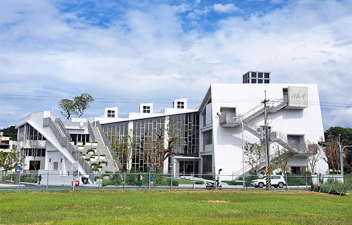 東勢許良宇圖書館以山形為構想、以共善為力量，提供東勢人嶄新的知識寶庫。