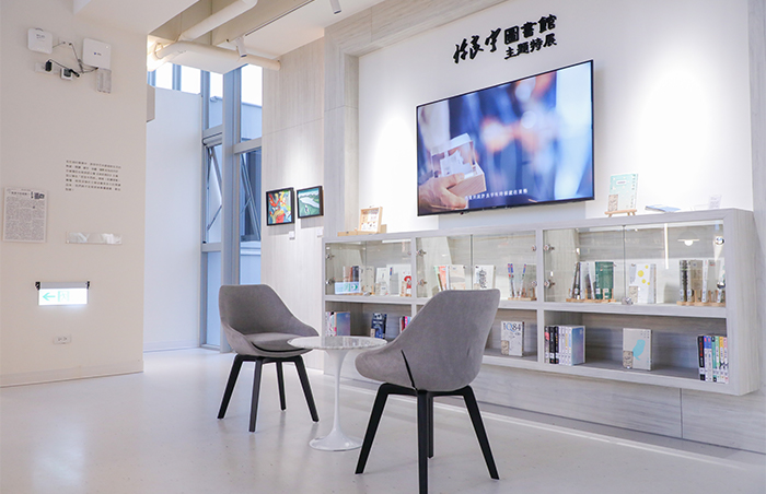 「許良宇圖書館特展」收藏許良宇的篆刻作品集、畫作與喜愛的書籍。