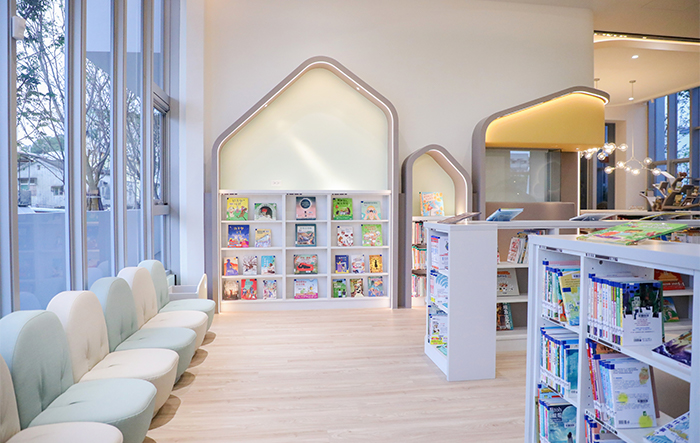 1樓的「兒童閱覽區」以「森林」為意象，運用高低錯落的大小樹木造型與色彩繽紛的「樹洞」設計，創造生動的閱讀體驗。