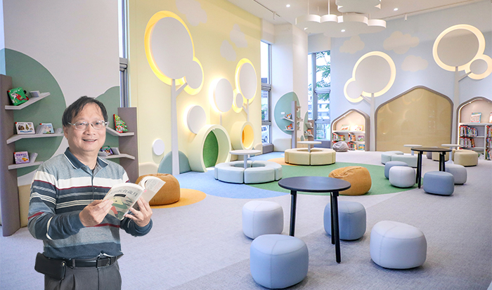 1樓的「兒童閱覽區」以「森林」為意象，運用高低錯落的大小樹木造型與色彩繽紛的「樹洞」設計，創造生動的閱讀體驗。