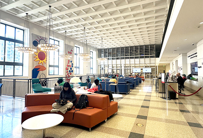 費城自由圖書館總館大廳的休息區及交流區。