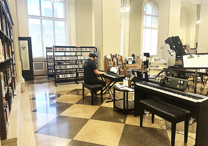 館內提供樂器借用服務，只要持有借閱證，就能自由體驗音樂創作。