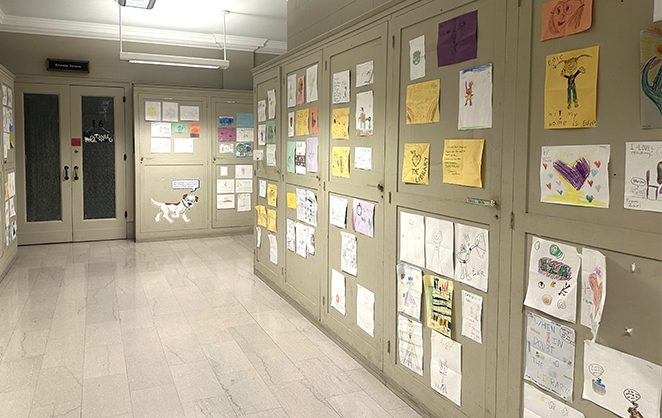 前往兒童區的廊道貼滿孩子們的畫作。