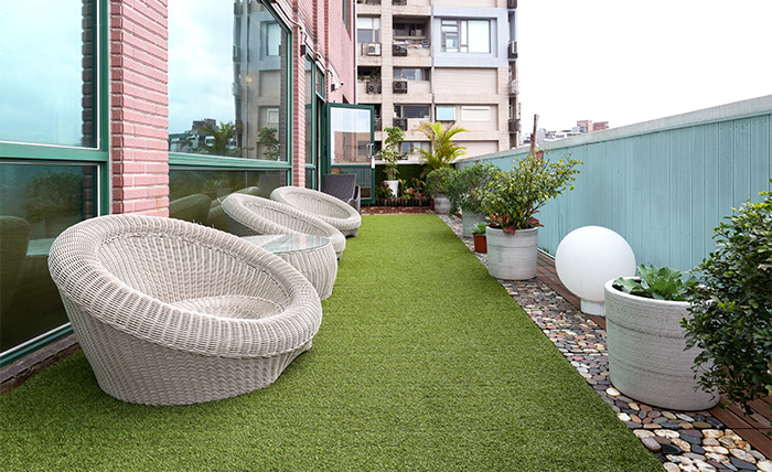 戶外景觀露台讓讀者在閱讀之餘，也能欣賞無敵河景與迷人夕陽。