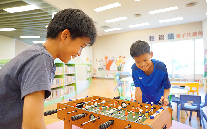 國資圖於各樓層設置多項運動任務，其中足球台是孩童最喜愛的項目之一。