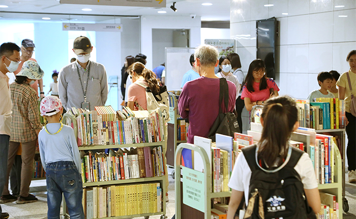 「2026世界閱讀日」主場活動除了闖關任務，同時邀請出版社、國民運動中心、閱讀推書人等單位共同設攤。