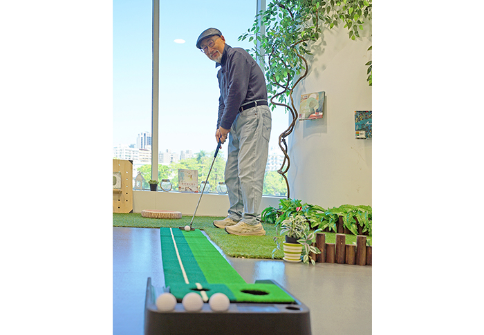 讀者挑戰高爾夫球推桿，架式十足超吸睛。