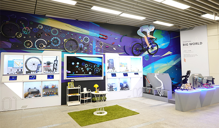 國資圖與自行車探索館合作推出「小零件．大世界」特展，於總館1樓跨界閱讀區展出。