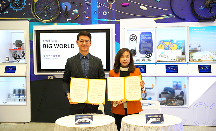 國資圖館長馬湘萍(右)與自行車探索館營運總監汪家灝(左)於展覽開幕式簽署合作備忘錄。