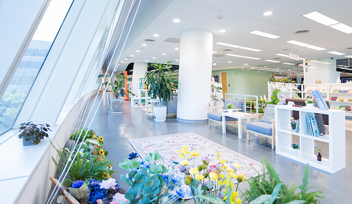 「銀力繪本花園」空間明亮舒適，以多元主題繪本豐富樂齡者的閱讀生活。