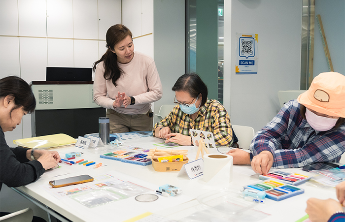 「樂齡繪本創作工作坊」透過一系列課程帶領長輩從文字、色彩到手作，將回憶中的小故事，轉化為屬於自己的繪本作品。