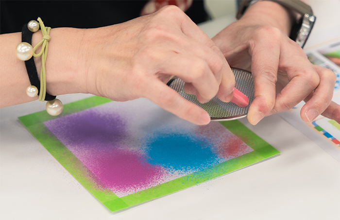 「樂齡繪本創作工作坊」透過一系列課程帶領長輩從文字、色彩到手作，將回憶中的小故事，轉化為屬於自己的繪本作品。