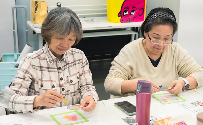 「樂齡繪本創作工作坊」透過一系列課程帶領長輩從文字、色彩到手作，將回憶中的小故事，轉化為屬於自己的繪本作品。