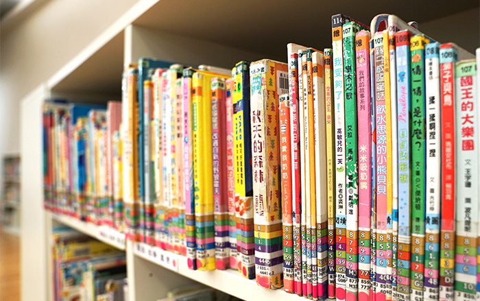 整理圖書是兒童室的工作日常，不同顏色的貼紙方便館員和志工辨識，也讓讀者更容易找書。