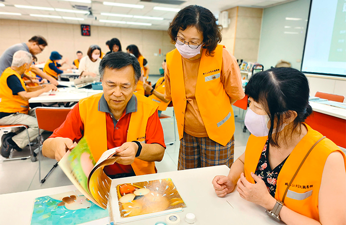 志工參與修書研習課程，在實作中演練修書技巧。