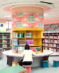 寬敞舒適的兒童室，讓大人小孩都享受於書香世界裡