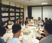 會議室中的代表討論