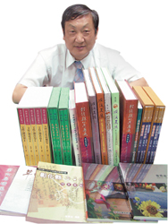 彰化縣文化局將新出版的圖書拿來交換，該局局長陳慶芳歡迎愛書人一起參與好書交換活動(揚螢攝)