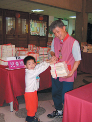 彰化縣文化局今年寒假舉辦的好書交換活動相當成功，連學齡前幼童都來「搶書」。(文化局提供)