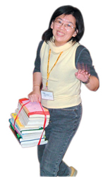 彰化縣文化局在一個月收到四千五百餘本圖書，整理分類工作忙懷了該局人員。(文化局提供)