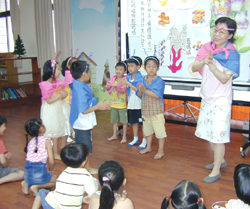 學甲鎮圖書館兒童部，是志工媽媽和娃兒們唱遊、閱讀的新天地。