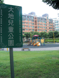 阿福的書店旁的兒童公園是小朋友們的最愛