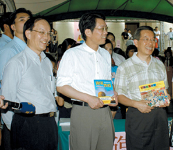 謝院長表示，不管多忙，都要看書