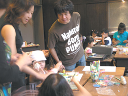 日本藝術家奈良美智教導小朋友創作卡通人偶
