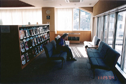 真鶴町圖書館老人閱讀區