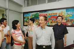 陳主委對於以地方產業為主的壁畫大為驚艷