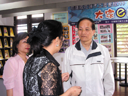 文建會主委陳其南訪視花蓮市立圖書館。